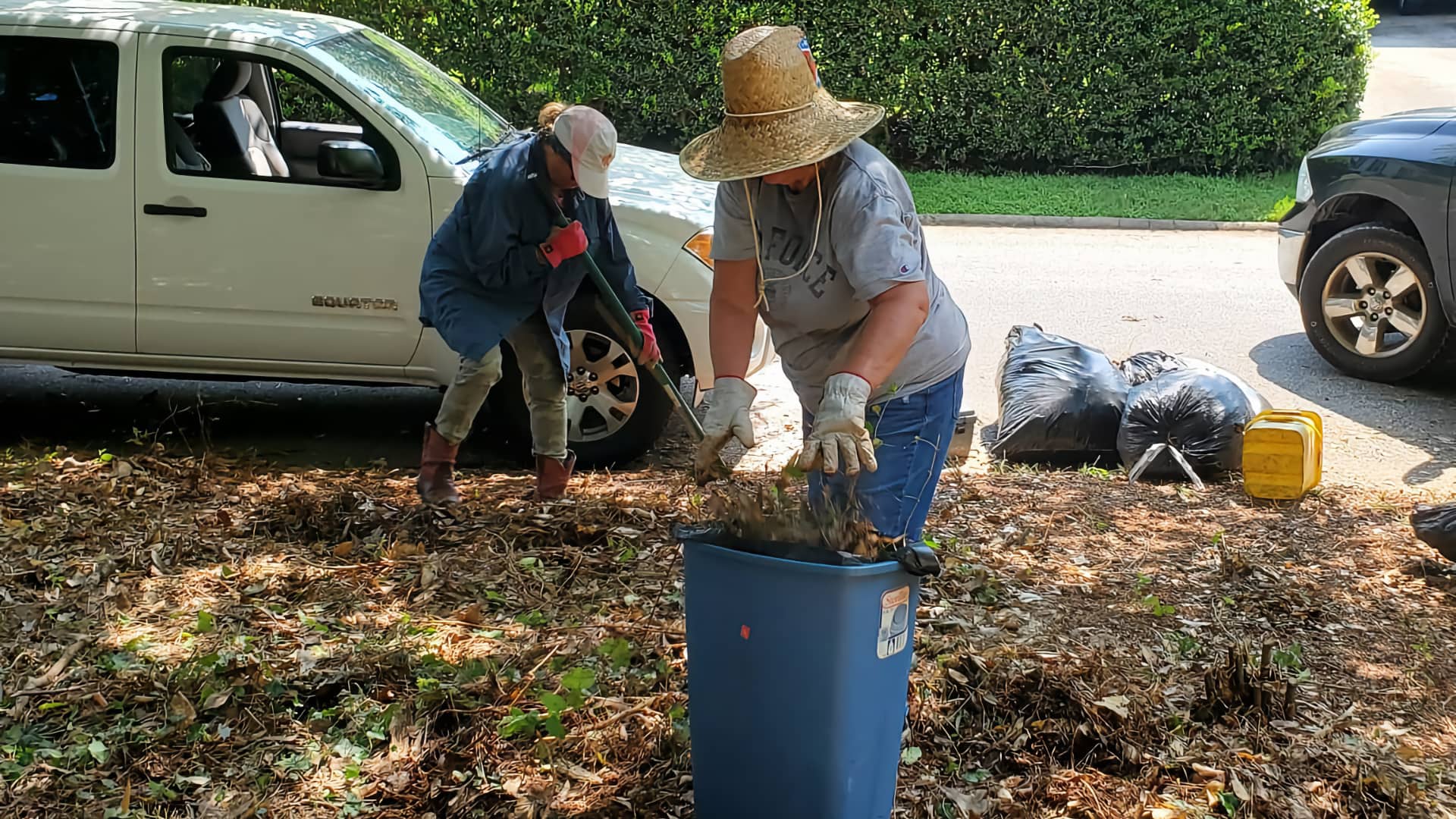 vets helping vets volunteers doing yard work.